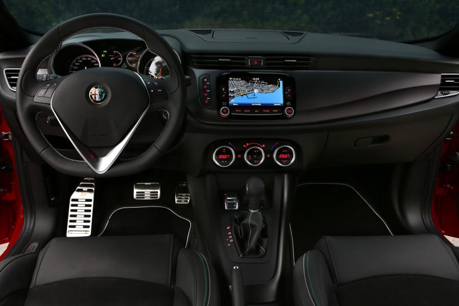 Торпедо Alfa Romeo Giulietta Quadrifoglio Verde (940) 2014 года  (фото 17 из 40)